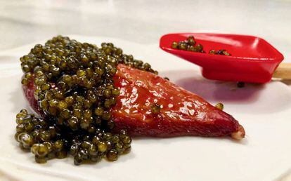 Pechuga de pichón curándose con caviar.