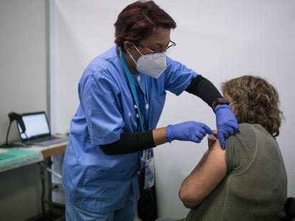 Vacunación en Hospitalet de Llobregat, Barcelona, el 22 de abril.
