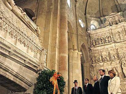 Ofrenda de los tres presidentes y la consejera a la tumba de Jaume I.
