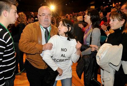 Miembros de la organización de un mitin socialista en Granada desalojan a una empleada pública que, con otros funcionarios, intentaba boicotear la intervención del presidente de la Junta, José Antonio Griñán.