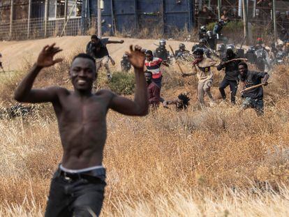 Migrantes africanos cruzan a suelo español tras saltar la valla fronteriza entre Marruecos y Melilla, el pasado 24 de junio