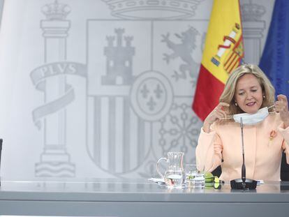 Las ministras de Hacienda, María Jesús Montero, y de Economía, Nadia Calviño, el pasado martes 6 de octubre en la rueda de prensa tras el Consejo de Ministros.