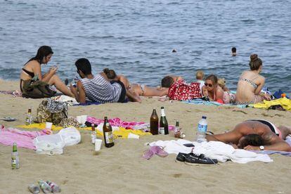 Restos de un botell&oacute;n celebrado ayer en la playa de la Barceloneta