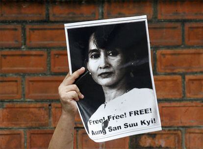 Un manifestante muestra un cartel de apoyo a Aung San Suu Kyi en Bangkok, Tailandia.