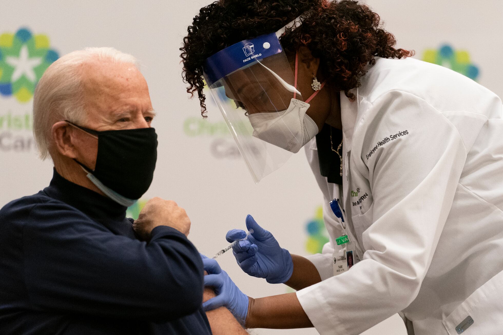 Joe Biden se vacuna contra el coronavirus frente a las cámaras de televisión | Sociedad | EL PAÍS