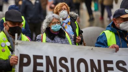 Varios pensionistas durante una protesta, este domingo.