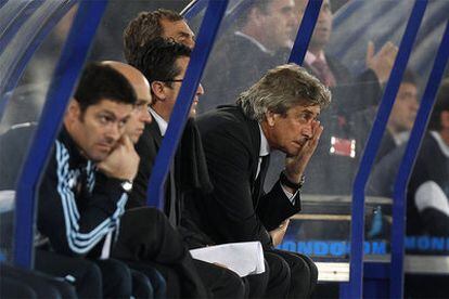 Manuel Pellegrini, en el banquillo del estadio almeriense.