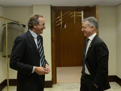 Alfonso Alonso, presidente del PP vasco, conversa con el lehendakari Urkullu en los pasillos del Parlamento.