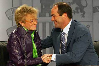 María Teresa Fernández de la Vega y José Bono se dan la mano en la rueda de prensa tras el Consejo.