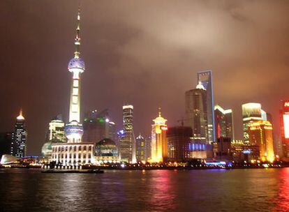 Vista nocturna de Pudong, el distrito financiero de Shanghai