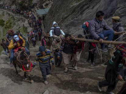 Un grupo de hindúes sube una montaña en Baltal, durante el peregrinaje.