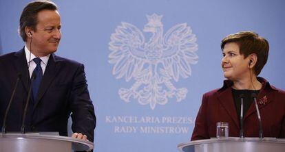 David Cameron y Beata Szydlo, en Varsovia.