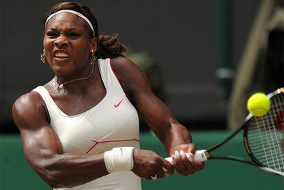 Serena Williams golpea la pelota durante la final del último torneo de Wimbledon.