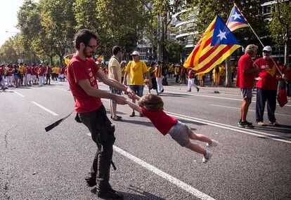 La 'V' que los ciudadanos han dibujado esta Diada en Barcelona ha culminado a las 17.14 horas uniendo el vértice, en las Glòries, con la Gran Via y la Diagonal a lo largo de 11 kilómetros y 73 tramos de la letra que simboliza la voluntad de Cataluña de votar el 9N.