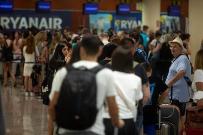Colas en los mostradores de facturación de Ryanair en la Termina T2 del aeropuerto Josep Tarradellas Barcelona El Prat, en agosto.