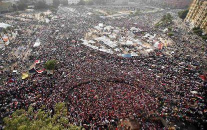 Miles de personas en la plaza de Tahrir en El Cairo donde protestan en contra del presidente egipcio para exigirle que abandone el poder, 2 de julio de 2013.