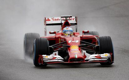 Fernando Alonso conduce su coche en la tercera tanda este sábado.