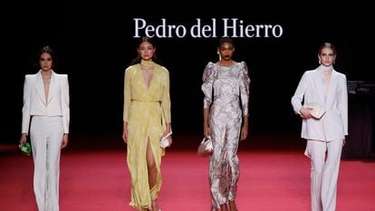 Varias modelos caminan por la pasarela en el desfile de la firma Pedro del Hierro, en el recinto ferial de IFEMA, en Madrid, a 15 de febrero de 2023, en Madrid (España), en el primer día de la edición número 77 de la Mercedes-Benz Fashion Week de Madrid, que se celebra del 15 al 19 de febrero de 2023.