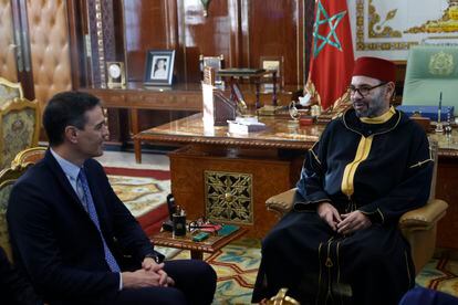 El presidente del Gobierno, Pedro Sánchez, se reúne con el rey Mohamed VI de Marruecos, en un encuentro bilateral para simbolizar el cierre definitivo de la crisis diplomática entre sus dos países el pasado 7 de abril en Rabat.