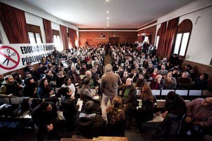 Asamblea de profesores universitarios en un centro de Barcelona, en 2013.