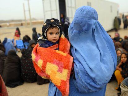 Un grupo de desplazados afganos en un campo de refugiados interno en la provincia de Herat.
