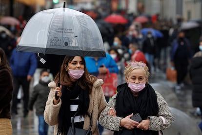 Varias personas caminan con mascarillas por la calle Preciados de Madrid.