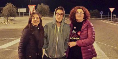 Juan Manuel Bustamante junto a su madre a la derecha y la madre de otro compañero al salir de prisión.