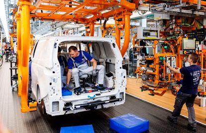 Mecánicos trabajan en la planta de Volkswagen en Hanover.