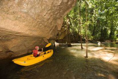 Ruta en kayak por el río Caves Branch, en Belice.