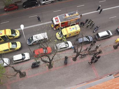 Dispositivo de seguridad en Ronda de Segovia tras las amenaza de un vecino de hacer explotar su vivienda, el sábado 18 de abril, durante el estado de alarma.