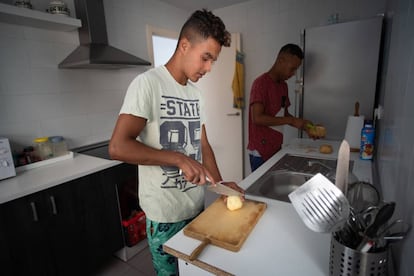 Jóvenes tutelados en Jerez de la Frontera preparan su comida en un piso de la ONG Voluntarios por un mundo mejor.
