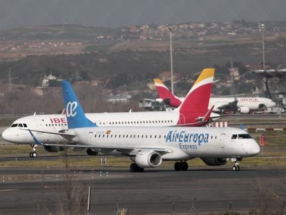 Un avión de Iberia y otro de Air Europa en las pistas del Aeropuerto de Madrid-Barajas.