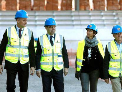 Moix, Bartomeu, Susila Cruyff y el alcalde de Sant Joan Despí, Antoni Poveda, en el nuevo estadio Johan Cruyff.