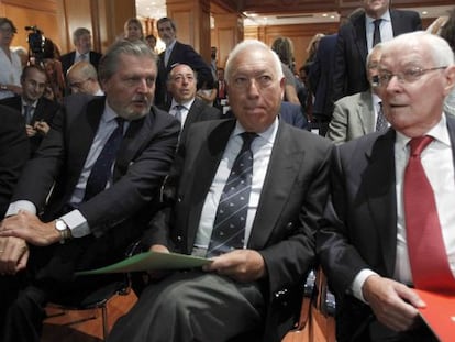 Los ministros García-Margallo y Méndez de Vigo con el director del Instituto Cervantes, Víctor García de la Concha, en la presentación del Siele.