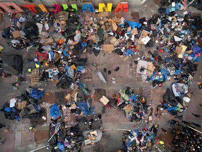 Vista aérea del desalojo del campamento en la ciudad de Tijuana.