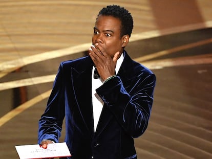 Chris Rock momentos después de ser abofeteado por Will Smith en la 94º edición de los Oscar, en marzo de 2022.