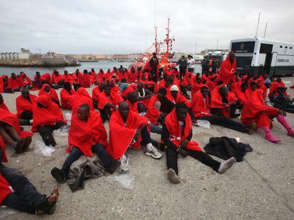 Inmigrantes rescatado en el puerto de Tarifa.