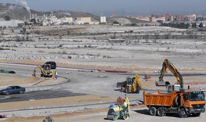 Obras de urbanización en Los Berrocales, al sureste de Madrid, la semana pasada.