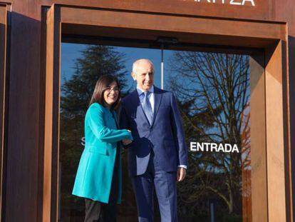 Pie de Foto: El consejero de Gobernanza Pública y Autogobierno de Euskadi, Josu Erkoreka (derecha), recibe en Vitoria a la ministra de Política Territorial,Carolina Darias (izquierda).