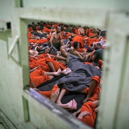 El hacinamiento define la situación en la que se hallan los presos, presuntos integrantes del grupo terrorista Estado Islámico (ISIS), de una cárcel en una localidad bajo control de las tropas kurdo-sirias, en el noreste del país. Fuentes kurdas afirman que alrededor de 12.000 combatientes están detenidos en prisiones controladas por kurdos en el norte de Siria. En la imagen, un grupo de presos en una celda de la cárcel de Hasakeh, el 26 de octubre de 2019. 