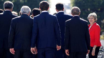 Theresa May, junto aos líderes dos países da UE.