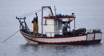 La tripulación del 'Divina Providencia' faena en la bahía de Algeciras.