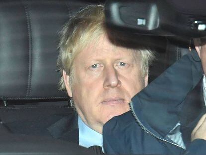 El candidato conservador, Boris Johnson, abandona este domingo los estudios de la BBC en Londres