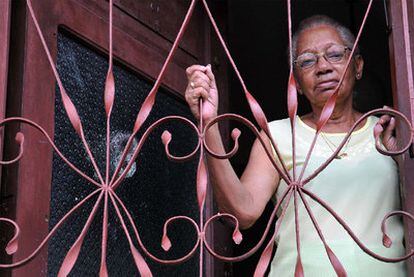 Alicia Hernández, madre  de Guillermo Fariñas, en la puerta de su casa, el jueves  en Santa Clara.