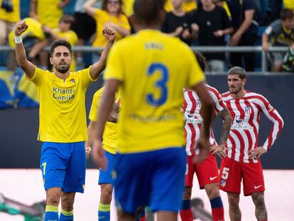 Cadiz's Spanish forward Ruben Sobrino (L) celebrates after scoring his team's third goal during the Spanish league football match between Cadiz CF and Club Atletico de Madrid at the Nuevo Mirandilla stadium in Cadiz on October 29, 2022. (Photo by JORGE GUERRERO / AFP)