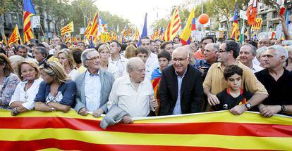 Jordi Pujol, entre Xavier Trias y Josep Antoni Duran, a la cabeza de la manifestaci&oacute;n independentista de la Diada de 2012. 