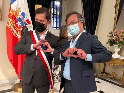 Gabriel Boric y Gustavo Petro durante la toma de posesión del presidente de Chile, el pasado 11 de marzo.