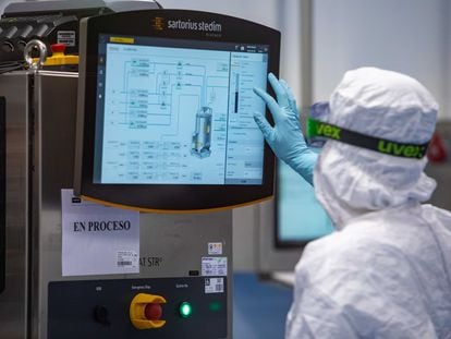 Una técnica de laboratorio en la sede de Hipra, a 30 de marzo de 2023, en Amer, Girona, Cataluña (España).