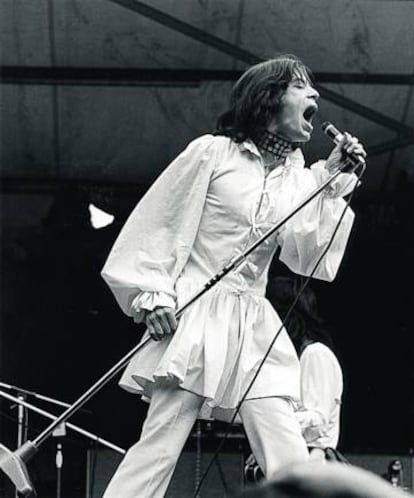 Mick Jagger con un vestido masculino de Mr. Fish en 1969.