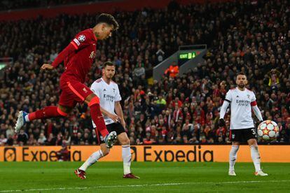 Firmino marca el segundo gol del Liverpool al Benfica.